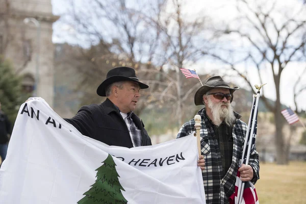 Helena Montana Abril 2020 Dos Hombres Paran Frente Edificio Del —  Fotos de Stock