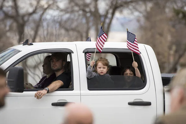 Helena, Montana - 19 Nisan 2020: Capitol 'deki protestoda Amerikan bayrağını sallayan çocuklar, Coronavirus üzerindeki hükümet kapatıldı.
