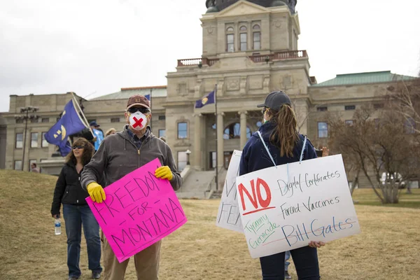 Helena, Montana - 19 Nisan 2020: Meclis 'te maskeli, eldivenli ve özgürlük ve aşılara karşı pankartlı protestocular, Bill Gates ve Covid-19' un kapatılması üzerine zorbalığa karşı göstericiler.