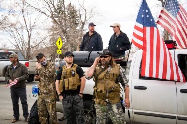 Helena, Montana - 19 Nisan 2020: Yellowstone Billings Milisleri, silah ve silah taşıyan silahlı bir grup, Montana 'nın başkentinde düzenlenen mitingde anayasal hak ve özgürlükleri koruyor.