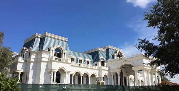 WINDERMthe, FLORIDA - 1 Ekim 2016: Orange County, Orlando 'da inşa halindeki Amerika' nın en büyük evi olan David ve Jackie Siegel 'in Versailles malikanesi. Varlıklı malların lüks mülkleri