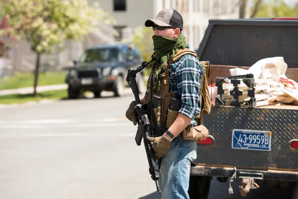Helena, Montana - 20 Mayıs 2020: Silahlı bir adam, milis üyesi, Meclis binasında, yarı otomatik bir silahla protesto ediyor..