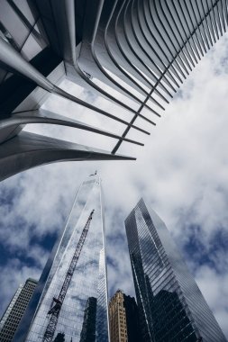 New York City, New York / ABD - 6 Nisan 2020: Amerika 'daki CoronaVirüs salgını sırasında açık mavi gökyüzü ile boş bir Dünya Ticaret Merkezi manzarası.