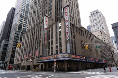New York City, New York / ABD - 2 Nisan 2020: New York City 'de salgın sırasında turistler olmadan boş Times Meydanı