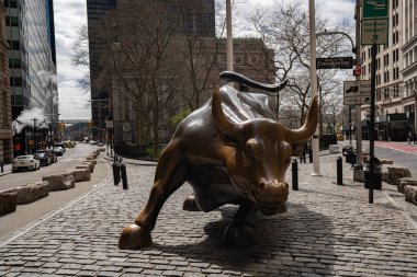 New York City, New York / ABD - 6 Nisan 2020: NYC Manhattan 'da Wall Street borsa metal boğası, şehir merkezindeki düşük finans bölgesi, yakın plan, Coronavirus pandemic NYC' de boş sokak
