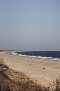 Long Island 'daki Montauk' ta Atlantik Okyanusu 'nun kum ve dalgalarının manzarası.