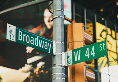 New York City, New York / ABD - 13 Nisan 2020: New York 'taki Times Meydanı' nda Green Broadway sokak manzarası.
