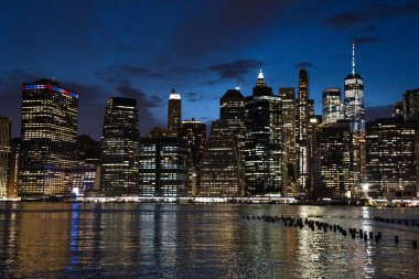 New York City, New York / USA - 8 Mayıs 2020: Manhattan silueti gece. New York ve Brooklyn Köprüsü 'nün gece manzarası. Yüksek kaliteli görüntü gecesi New York