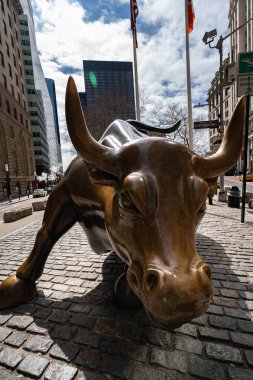 New York City, New York / ABD - 6 Nisan 2020: NYC Manhattan 'da Wall Street borsa metal boğası, şehir merkezindeki düşük finans bölgesi, yakın plan, Coronavirus pandemic NYC' de boş sokak