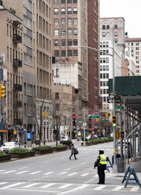 New York sokakları. Manhattan sokak manzarasının ayrıntıları. New York 'un yüksek binaları ve gökdelenleri. Manhattan sokakları. Endüstriyel şehir detayları. New York 'un boş sokakları. New York 'un eski kahverengi binaları. 