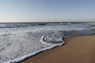 Long Island 'daki Montauk' ta Atlantik Okyanusu 'nun kum ve dalgalarının manzarası.