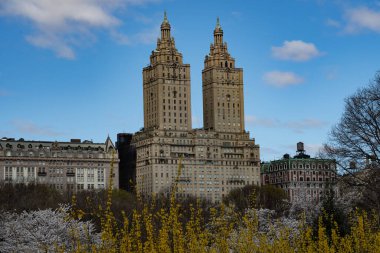 New York City, New York / ABD - 6 Nisan 2020: Eldorado ikiz kuleleri mavi gökyüzü manzaralı, bahar sezonu Central Park, New York