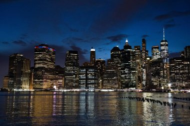 New York City, New York / USA - 8 Mayıs 2020: Manhattan silueti gece. New York ve Brooklyn Köprüsü 'nün gece manzarası. Yüksek kaliteli görüntü gecesi New York