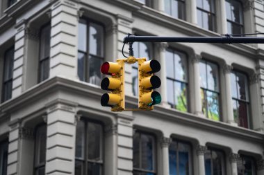 New York City, New York / ABD - 5 Mayıs 2020: Brooklyn Brownstone evleri ve cepheleri. Pencereli Brooklyn binaları 