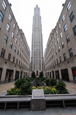 New York City, New York / ABD - Nisan 12020: boş Rockefeller Plaza Merkezi, boş sokaklar kapanıyor, New York 'ta koronavirüs salgını sırasında turist yok.
