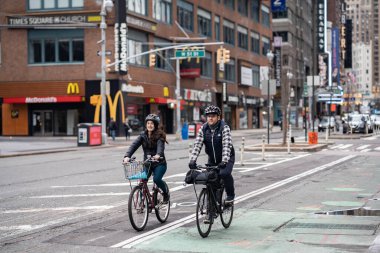 New York, New York / ABD - 12020 Nisan: Manhattan sokakları, 5. cadde kapatılması, New York 'ta koronavirüs salgını sırasında Broadway' in kapanması.