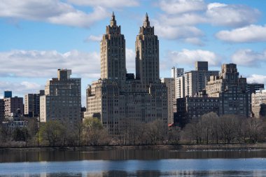 New York 'taki Central Park manzaralı Eldorado binaları, göl manzaralı.. 