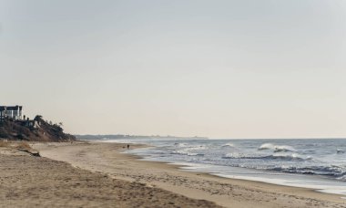 Long Island 'daki Montauk' ta Atlantik Okyanusu 'nun kum ve dalgalarının manzarası.