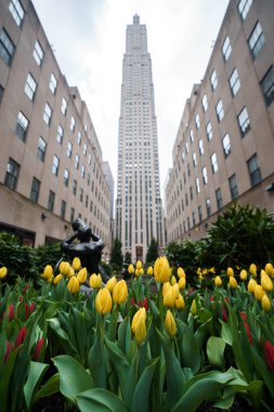 New York City, New York / ABD - Nisan 12020: boş Rockefeller Plaza Merkezi, boş sokaklar kapanıyor, New York 'ta koronavirüs salgını sırasında turist yok.