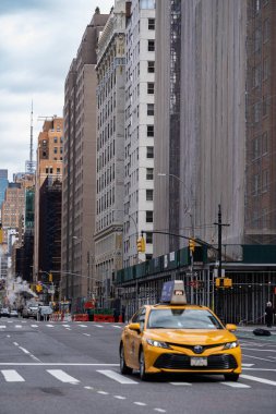 New York City, New York / ABD - 29. Maç 2020: Salgın sırasında New York sokaklarında sarı taksi, New York caddelerinde New York caddesinde park yeri paralelinde duran tek araba