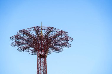 New York City, New York / ABD - 7 Nisan 2020: Coney Adası 'nda güneş ışığıyla birlikte Coney Adası' nın Brooklyn 'deki eğlence merkezi.