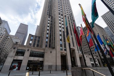 New York City, New York / ABD - Nisan 12020: New York 'ta salgın koronavirüs salgını karantinası sırasında boş Rockefeller Meydanı, sallanan bayraklar, boş sokaklar.