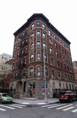 New York City, New York / ABD - 5 Mayıs 2020: Brooklyn Brownstone evleri ve cepheleri. Pencereli Brooklyn binaları 