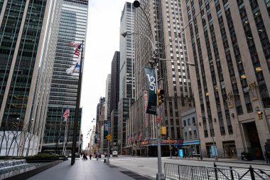 New York City, New York / USA - 7 Mayıs 2020: New York. Boş New York sokakları. Manhattan binaları. Şehir gökdelenleri. NYC sokakları