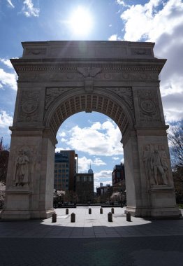 New York City, New York / ABD - 2 Nisan 2020: New York 'ta bahar zamanı Washington Square Park kemer beyazı rengi.