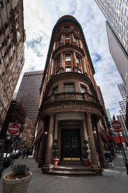 New York, New York / ABD - 6 Nisan 2020: New York 'ta Manhattan' ın boş sokakları, New York 'ta koronavirüs salgını sırasında turist olmayan yüksek binalar.