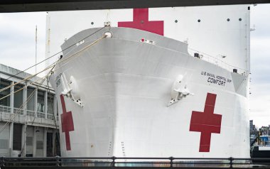 New York City, New York / ABD - 31 Mart 2020: ABD Donanması 'nın USNS Comfort Mercy sınıfı hastane gemisi New York' taki pandemik korona virüsü salgını sırasında Manhattan Hudson Nehri 'nde bulundu