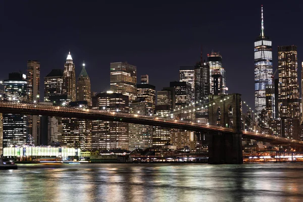 New York City, New York / USA - 8 Mayıs 2020: Manhattan silueti gece. New York ve Brooklyn Köprüsü 'nün gece manzarası. Yüksek kaliteli görüntü gecesi New York
