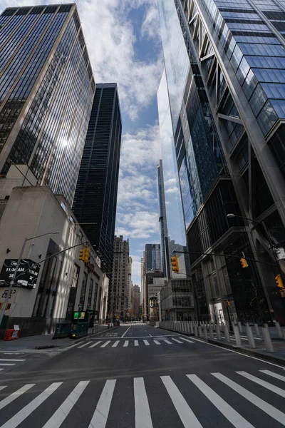 - Manhattan. New York / ABD - 26 Mart 2020: Covid-19 salgını sırasında New York 'un boş sokakları 42.