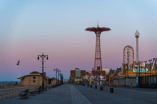 ニューヨーク市 アメリカ 2020年4月7日 ブルックリンの魅力の上に太陽の光が差し込むコニーアイランドでのボードウォークコニーアイランド — ストック写真