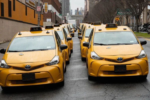 New York City, New York / ABD - 6 Nisan 2020: New York 'ta boş Manhattan caddesinde birçok araba ve sarı taksi