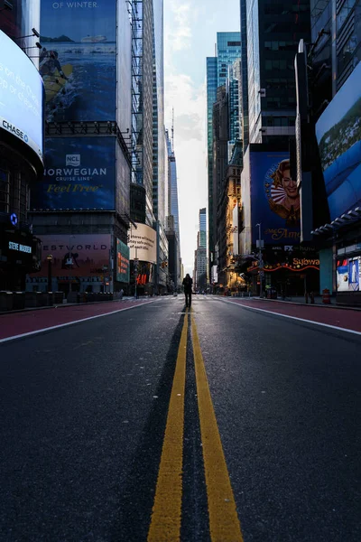 - Manhattan. New York / ABD - 26 Mart 2020: Covid-19 salgını sırasında New York 'un boş sokakları 42.