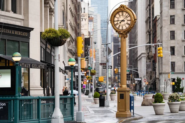 New York City, New York / ABD - 2 Nisan 2020: New York City 'de salgın sırasında turistler olmadan boş Times Meydanı