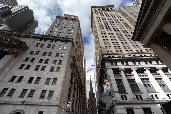 纽约的街道 曼哈顿街景的细节 纽约的高楼和摩天大楼 曼哈顿的街道 工业城市的细节 纽约市空荡荡的街道 纽约市的旧式褐石建筑 — 图库照片