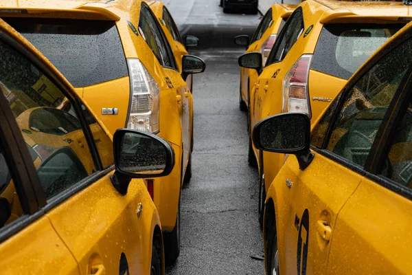 New York City, New York / ABD - 6 Nisan 2020: New York 'ta boş Manhattan caddesinde birçok araba ve sarı taksi