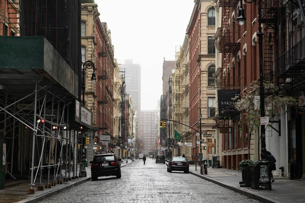 美国纽约州纽约市 2020年5月7日 纽约市 空荡荡的纽约市街道 曼哈顿的建筑物 城市摩天大楼 纽约的街道 — 图库照片