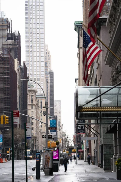 曼哈顿 2020年3月26日 在大流行性病毒Covid 19肆虐期间 纽约时代广场42街的空旷街道 — 图库照片