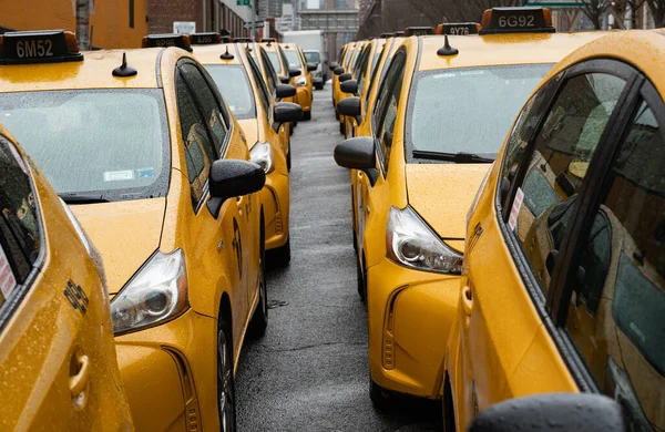 New York City, New York / ABD - 6 Nisan 2020: New York 'ta boş Manhattan caddesinde birçok araba ve sarı taksi