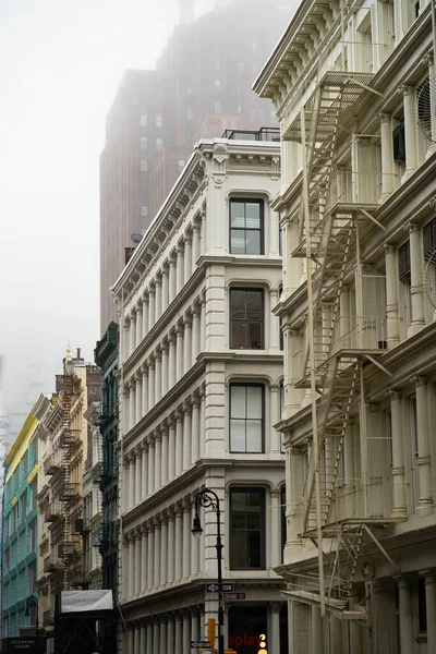 New York City, New York / ABD - 5 Mayıs 2020: Brooklyn Brownstone evleri ve cepheleri. Pencereli Brooklyn binaları 