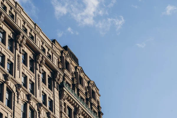 New York City, New York / ABD - 5 Mayıs 2020: Brooklyn Brownstone evleri ve cepheleri. Pencereli Brooklyn binaları 