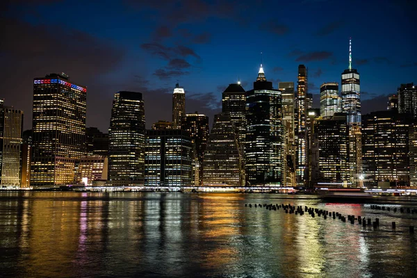 New York City, New York / ABD - 6 Nisan 2020: New York City ve Brooklyn Köprüsü 'nün geceleri gökyüzü, Dubmo ve New York City binalarının gece manzarası