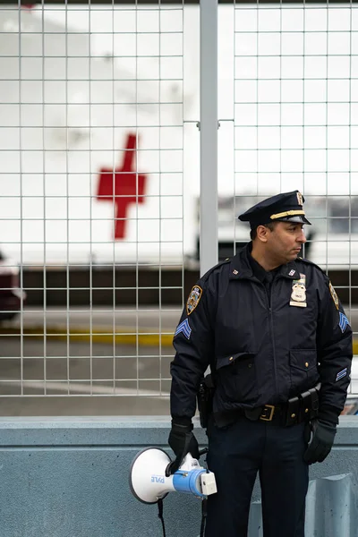 Nova Iorque Nova Iorque Eua Abril 2020 Policial Paramédico Vigiar — Fotografia de Stock