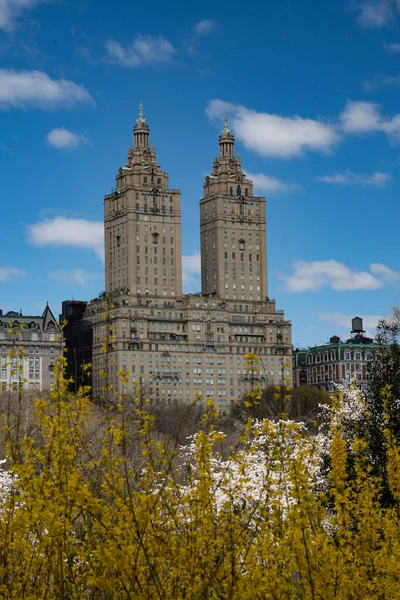 ニューヨーク市 アメリカ 2020年4月6日 ニューヨーク市セントラルパークの青い空と春の季節のエルドラドツインタワービュー — ストック写真