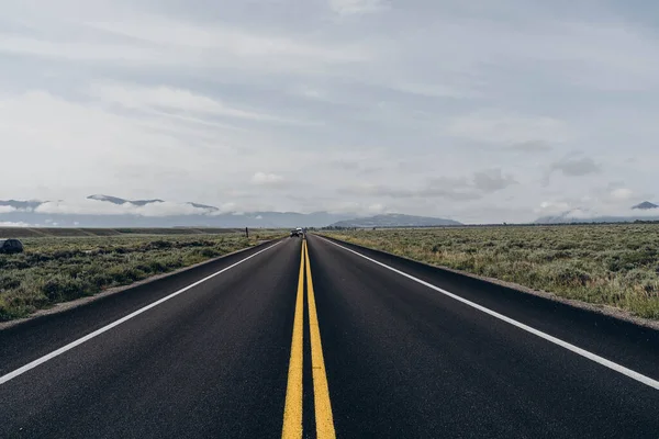 Yeşil arazide asfalt yol