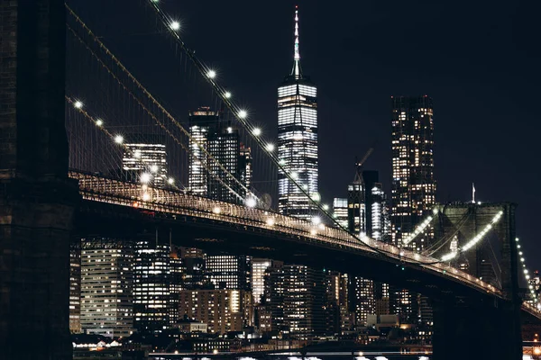 New York City, New York / USA - 8 Mayıs 2020: Manhattan silueti gece. New York ve Brooklyn Köprüsü 'nün gece manzarası. Yüksek kaliteli görüntü gecesi New York