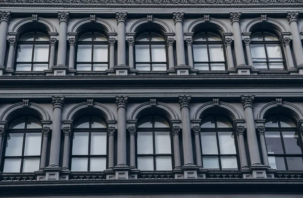New York City, New York / ABD - 5 Mayıs 2020: Brooklyn Brownstone evleri ve cepheleri. Pencereli Brooklyn binaları 